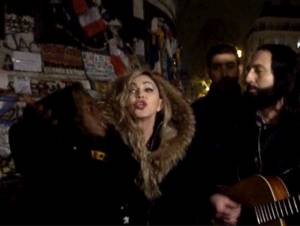 VIDEO: Madonna dio show improvisado en París