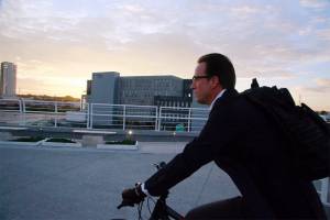 Alcalde de Puebla se traslada en bicicleta en el Día Mundial Sin Auto