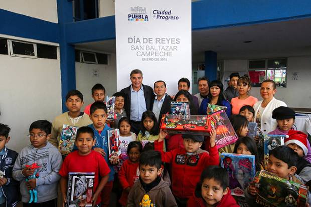 Tony Gali entrega juguetes a niñas y niños de San Baltazar Campeche