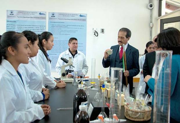 Rector de la BUAP inaugura aulas y laboratorios en preparatoria de Cuetzalan