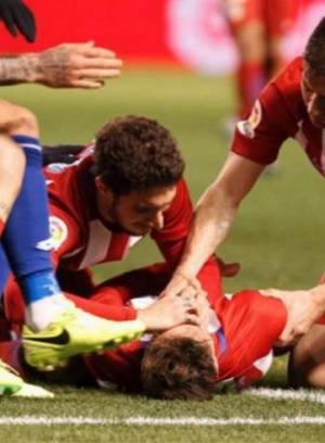 VIDEO: Impactante golpe contra Fernando Torres, lo mandan al hospital