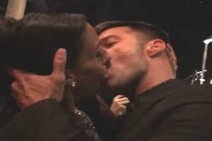 Ricky Martin dio beso de 90 mil dólares para lucha vs el VIH