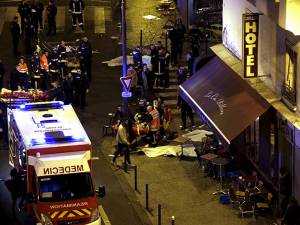 Más de 150 muertos en varios ataques simultáneos en París