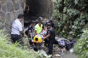 FOTOS: Motociclista terminó en el fondo de una barranca en San Matías Tlalancaleca