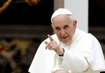 Papa Francisco critica el uso del celular en la mesa de comer