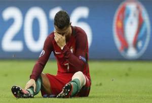 Cristiano Ronaldo, un mes fuera por esguince en la rodilla