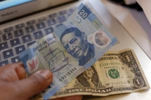 Peso en caída libre: Dólar se vende en 20.27