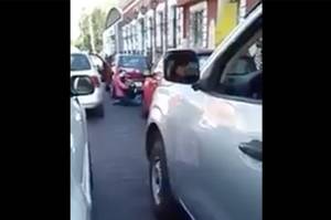 VIDEO: #LordsPeleoneros se agarran a golpes en medio del tráfico de Puebla