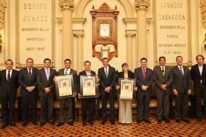Tony Gali entrega Cédula Real a ediles de Los Ángeles y Medellín