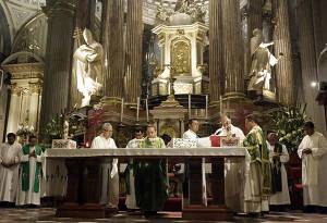 Hacen misa en Catedral por la salud del arzobispo de Puebla