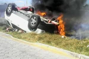 Manifestantes queman camioneta del alcalde de Tlanepantla, Puebla