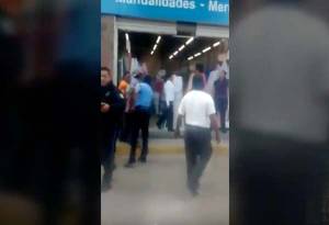 VIDEO: Vecinos de Xonaca capturan y golpean a asaltantes de microbuses