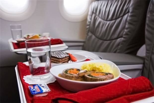 ¿Por qué la comida en los aviones es insípida?