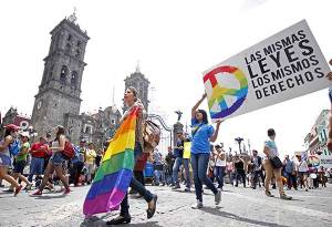 Comunidad LGBTTTI de Puebla marcha a favor del matrimonio igualitario