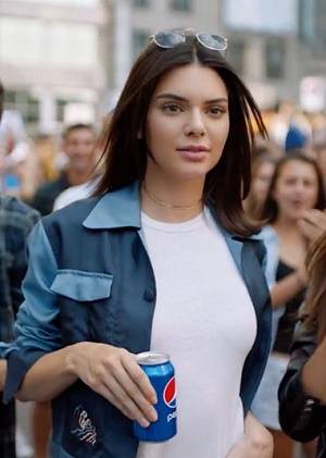 VIDEO: Kendall Jenner causó polémica en comercial de refresco