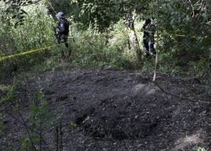 Hallan 19 cuerpos enterrados en fosa clandestina de Guerrero