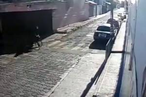 VIDEO: En bicicleta se roban retrovisores en la colonia El Cerrito