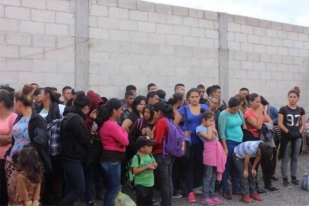 Rescatan a 108 migrantes hacinados en un tráiler en la Puebla-Córdoba
