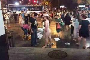 VIDEO: Mujer china pelea con su novio y se desnudó en plena calle