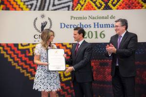 Stavenhagen, Premio de Derechos Humanos por defensa de indígenas