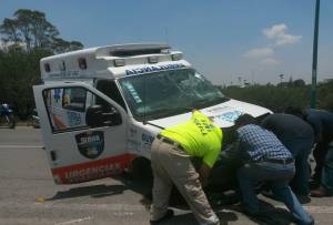 Cuatro lesionados en volcadura de ambulancia de SUMA en el Periférico de Puebla
