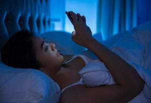 Luz azul del teléfono celular, fuerte supresor de la hormona del sueño: BUAP