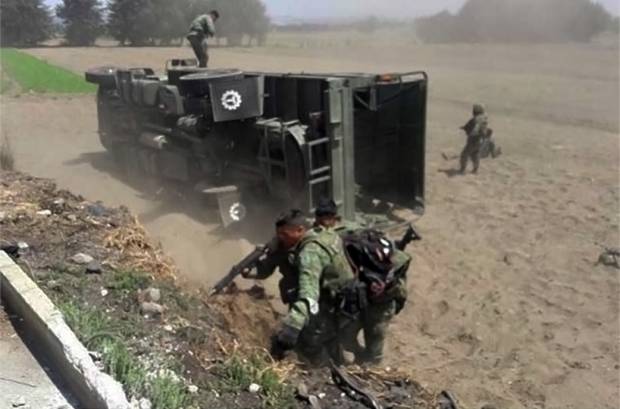VIDEO: Así fue la volcadura de un convoy militar en Palmar de Bravo
