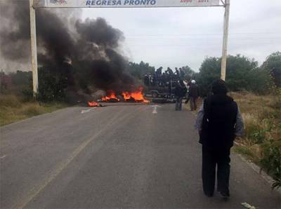 Vecinos de Felipe Ángeles cierran carretera Acatzingo-Xalapa; exigen salida del edil