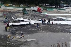 VIDEO: Cae estructura del Teatro del Pueblo en Zacatlán; hay 3 heridos