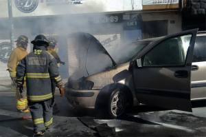 Bomberos apagan incendio en camioneta en Barrio de Santiago