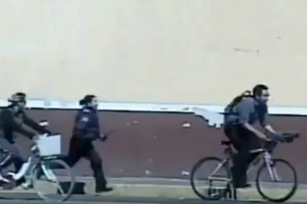 VIDEO: Mujer policía persigue y atrapa a ladrón de bicicleta en Cholula
