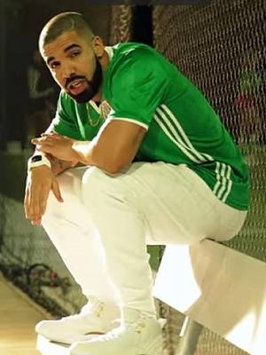 Rapero Drake presume jersey de México en videoclip