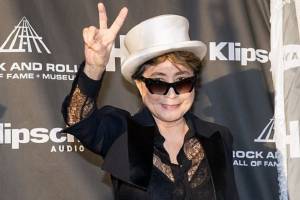 Yoko Ono fue hospitalizada de emergencia por padecimiento similar a la gripe