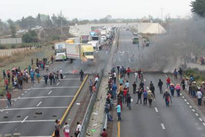 Vecinos de Palmarito liberan la autopista Puebla-Orizaba, tras 4 horas de bloqueo