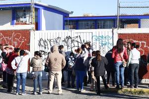 FOTOS: Padres de familia denuncian abuso sexual de menor en primaria de Puebla
