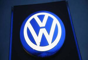 VW reduce 20% utilidades tras escándalo de emisiones contaminantes