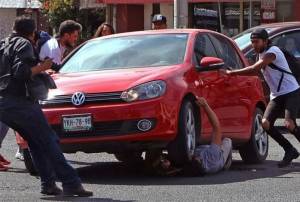 Acusado de atropellar a manifestante en Puebla no es dueño del automóvil