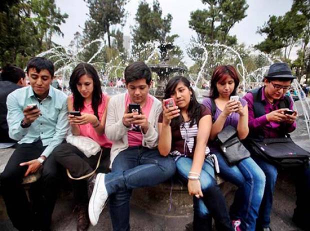 Al día, poblanos revisan sus redes sociales 34 veces; pueden sufrir monofobia