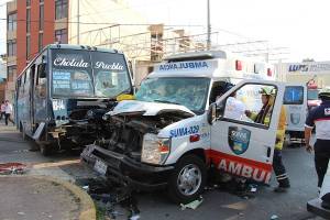 FOTOS: Ruta S14-A impactó a ambulancia en Puebla, dos heridos