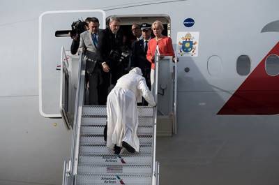 VIDEO: Viralizan tropiezos del Papa Francisco para subir a un avión