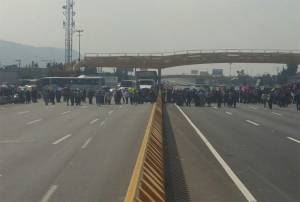 Edil de Chalco cierra ambos sentidos de la autopista México-Puebla