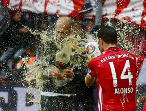 VIDEO: Último baño de cerveza de Pep Guardiola por título del Bayern Munich