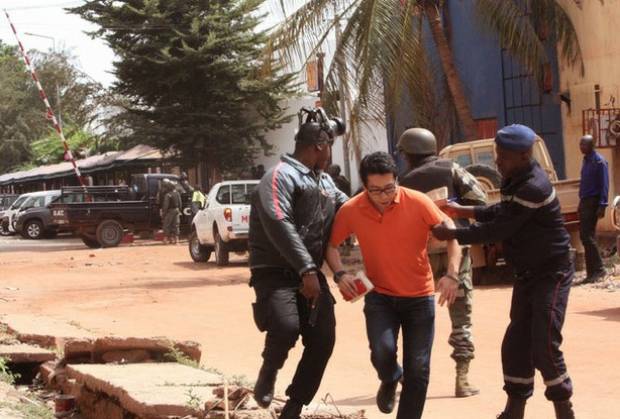 Al Qaeda toma rehenes en lujoso hotel de Mali; 27 personas murieron