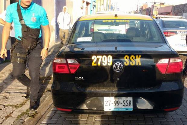 Policías estatales rescatan a taxista encajuelado en Barrio de La Luz