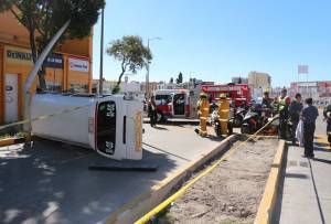 FOTOS: Volcadura de Ruta 25 dejó tres lesionados en el Bulevar Hermanos Serdán