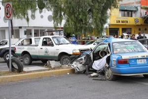 Muere taxista en colisión contra camioneta del servicio de agua potable en Tehuacán
