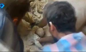 VIDEO: Rescatan a bebé entre escombros tras bombardeo en Siria