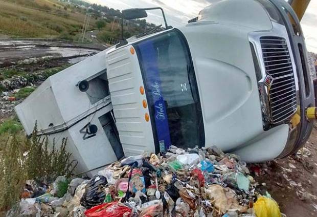 Camión de basura de Cholula se volteó en relleno sanitario de Huejotzingo