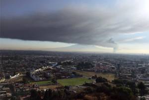 FOTOS: Evacuan a 70 familias por densa columna de humo en Puebla