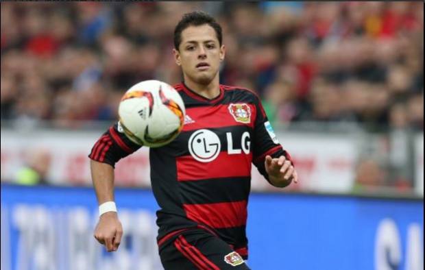 Chicharito provocó autogol y Leverkusen empató 1-1 ante Shalke 04